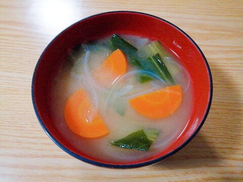 玉ねぎと人参とチンゲン菜の味噌汁